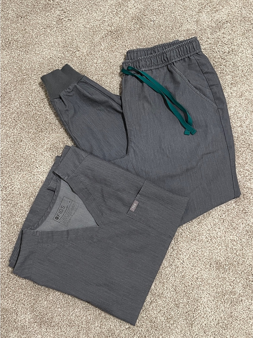 FIGS Men’s Charcoal Gray Scrubs Set Size Medium